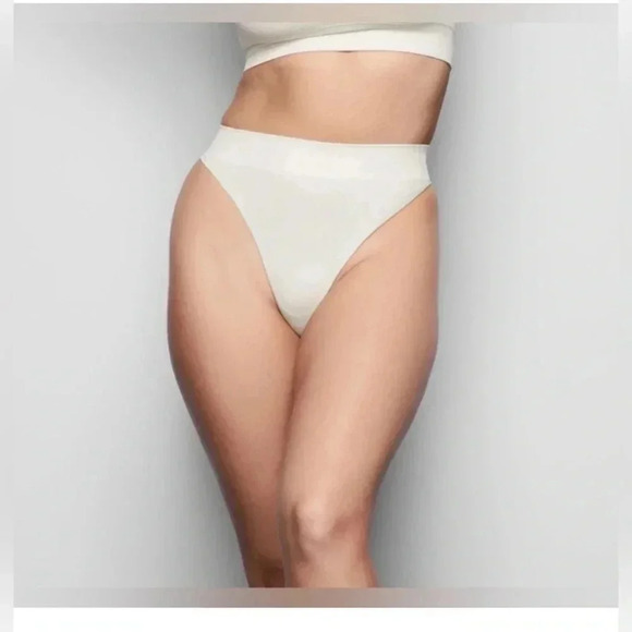 SKIMS Seamless Ribbed Thong Bone Size 2X/3X - Picture 1 of 6